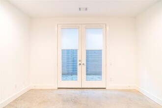 5869 E Post Oak Ln in Houston, TX - Foto de edificio - Building Photo