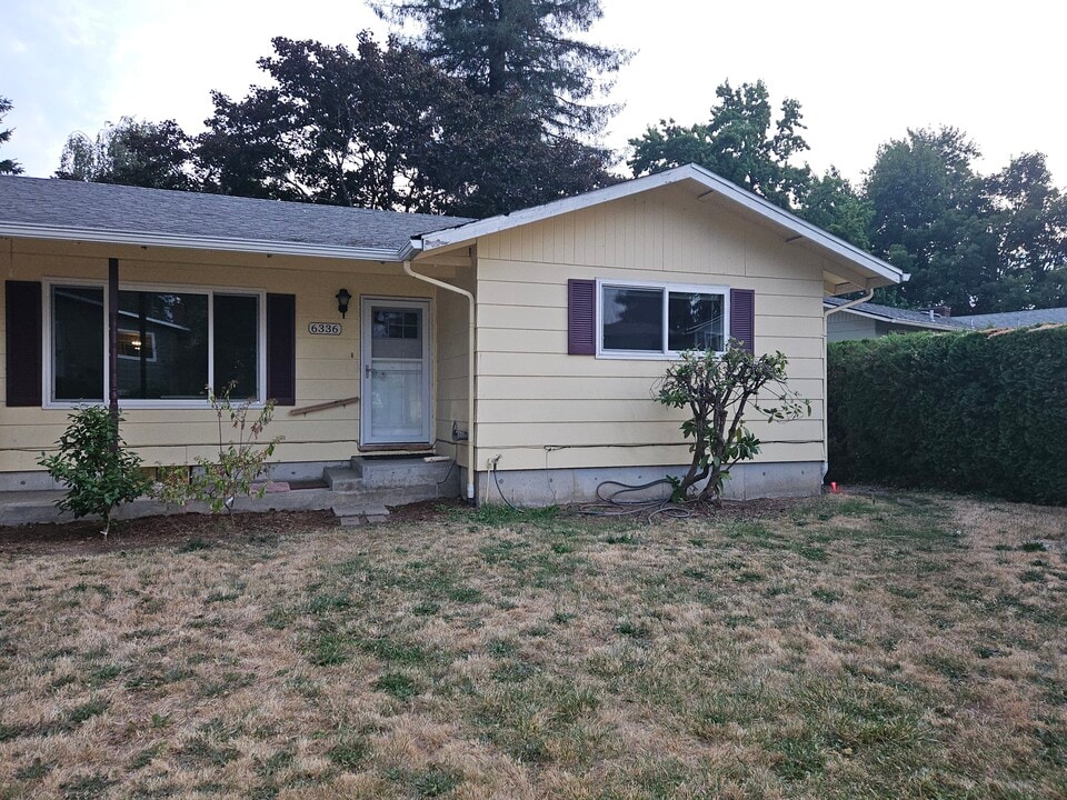 6336 SE Cedarcrest Dr, Unit A in Milwaukie, OR - Foto de edificio