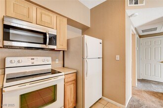 6955 N Durango Dr in Las Vegas, NV - Foto de edificio - Building Photo