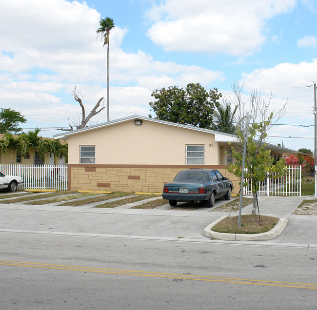 29-37 W 25th St in Hialeah, FL - Building Photo - Building Photo