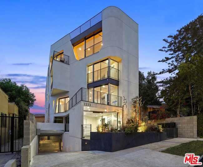 property at 1533 N Vista St