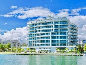 9261 E Bay Harbor Dr in Bay Harbor Islands, FL - Foto de edificio - Building Photo