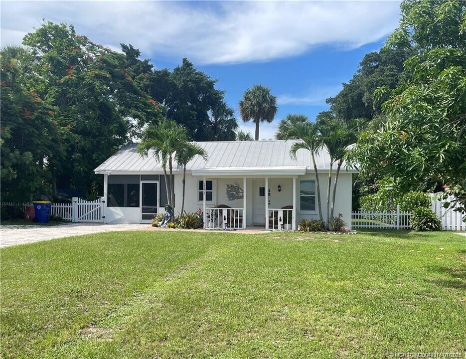 2171 NE Pelican Terrace in Jensen Beach, FL - Foto de edificio