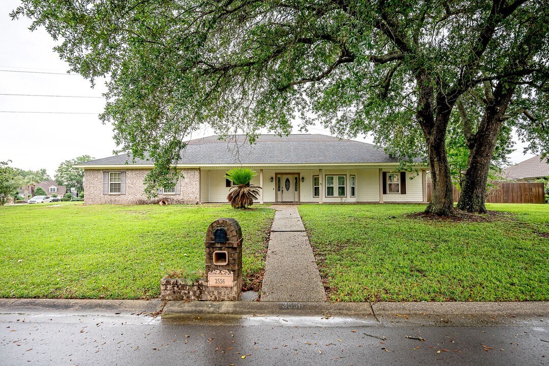 3556 N River Ridge Dr in D'Iberville, MS - Building Photo