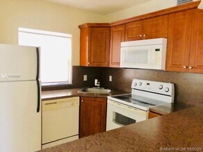 1002 Douglas Rd-Unit -2 in Coral Gables, FL - Building Photo - Building Photo