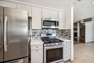 2140 E Acacia Rd N in Palm Springs, CA - Building Photo - Building Photo