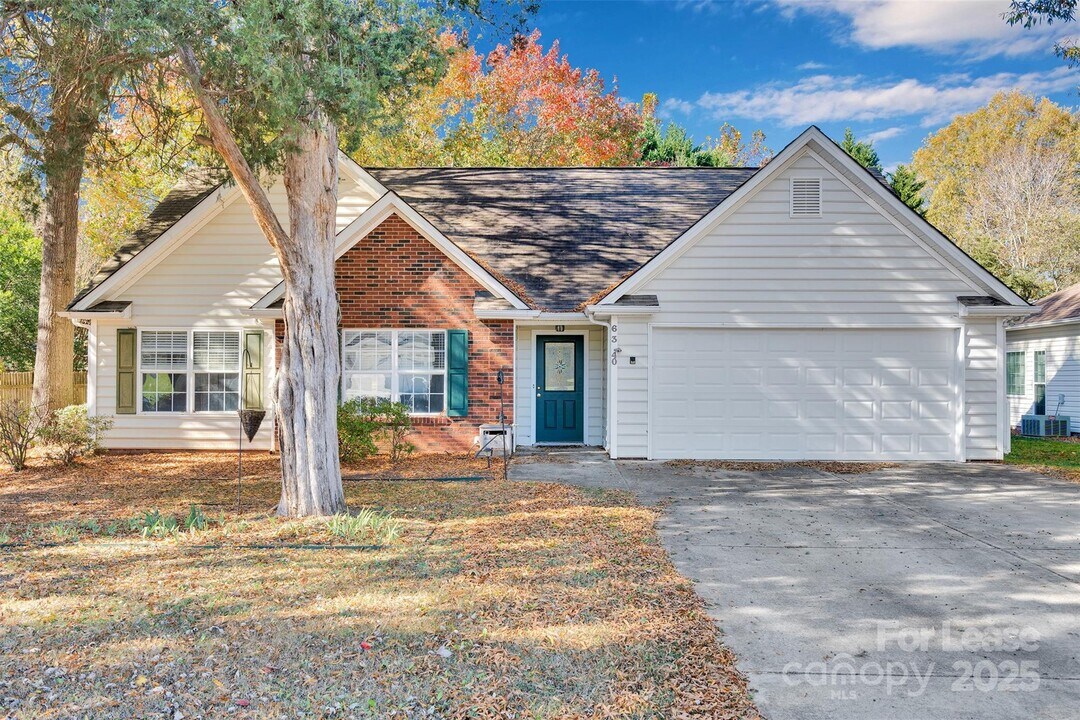 6340 S Bend Ln in Charlotte, NC - Building Photo