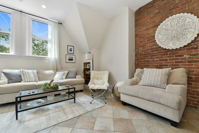 1774 Beacon St, Unit 8 in Brookline, MA - Building Photo - Building Photo