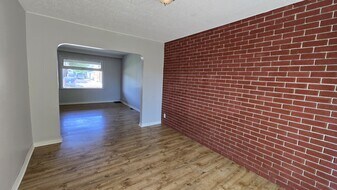 965 Dunsmure Rd in Hamilton, ON - Building Photo