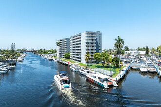 Isla Del Mar in Miami, FL - Foto de edificio - Building Photo