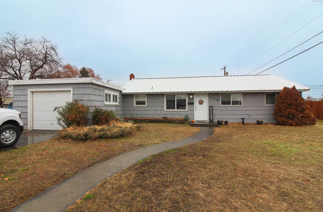 326 N Zillah St in Kennewick, WA - Building Photo