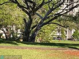 605 Oaks Dr in Pompano Beach, FL - Building Photo