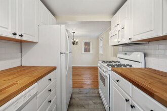 98 Oak Ter in Durham, CT - Foto de edificio - Building Photo