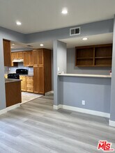 7639 Kester Ave in Los Angeles, CA - Foto de edificio - Building Photo