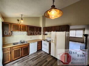 1300 E 152nd Terrace in Olathe, KS - Foto de edificio - Building Photo