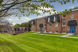 Princeton Commons in Claremont, NH - Foto de edificio - Building Photo