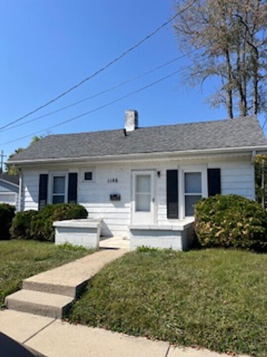1106 S Lincoln St in Bloomington, IN - Foto de edificio