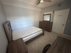 7085 Nova Dr in Davie, FL - Foto de edificio - Building Photo