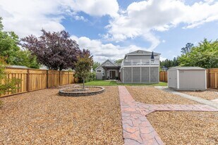 201 Spur Ridge Ln in Healdsburg, CA - Building Photo