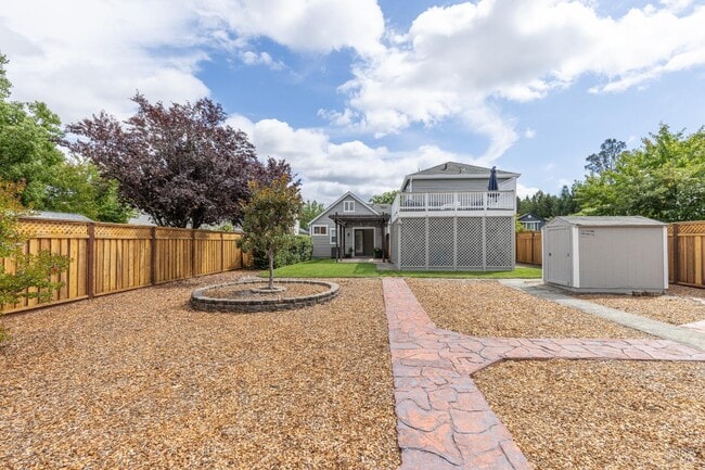 property at 201 Spur Ridge Ln