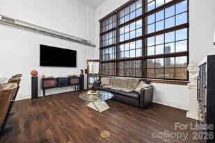 715 N Graham St in Charlotte, NC - Building Photo