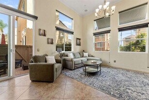 2712 Villas Way in San Diego, CA - Building Photo