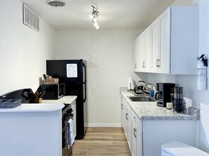 1700 SW 16th Ct, Unit SHE 28 in Gainesville, FL - Building Photo - Building Photo