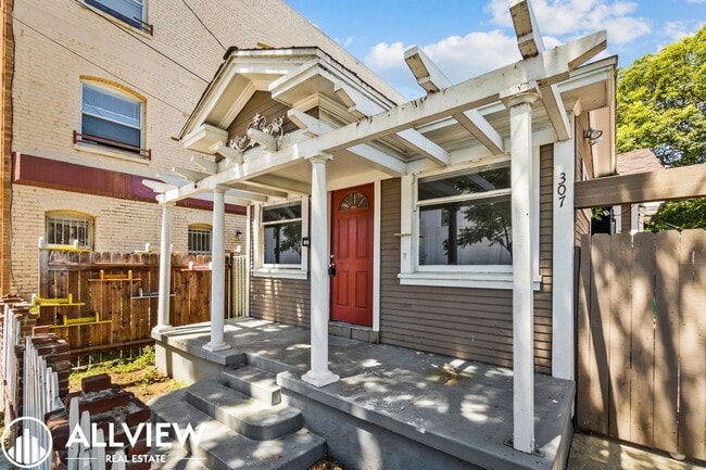 307 W 7th St