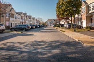 Seasons At Massapequa in Massapequa, NY - Foto de edificio - Building Photo