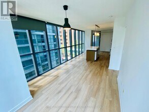 110-110 Charles St E in Toronto, ON - Building Photo - Building Photo