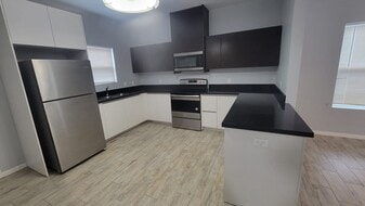 3715 Valeria St, Unit 3 in Edinburg, TX - Building Photo