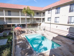 Village Grove in Panorama City, CA - Foto de edificio - Building Photo