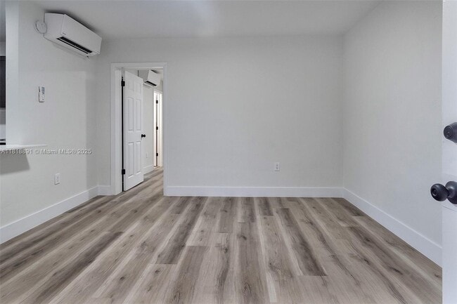4037 SW 65th Ave in Miami, FL - Building Photo - Building Photo