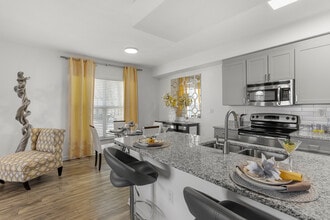 Avalon Coconut Creek in Coconut Creek, FL - Foto de edificio - Interior Photo
