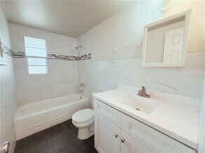 5305 Oakwood Ct in Tampa, FL - Building Photo - Building Photo