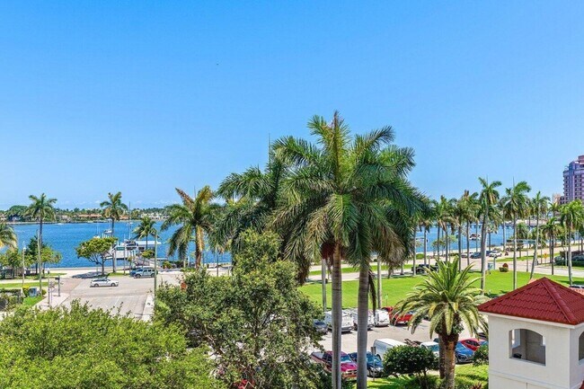255 Evernia St, Unit 306 in West Palm Beach, FL - Building Photo - Building Photo