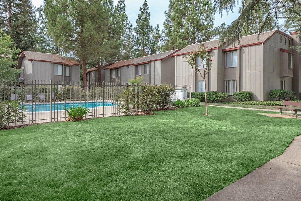 Greenhaven Oaks Apartments in Sacramento, CA