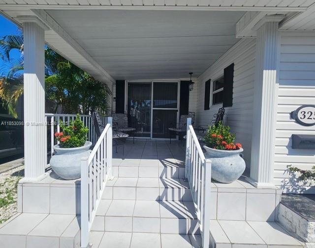 325 Lone Pine Ln in Hallandale Beach, FL - Building Photo - Building Photo