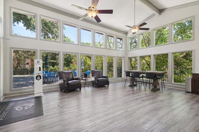 Cross Creek Apartments in Dallas, TX - Building Photo - Building Photo