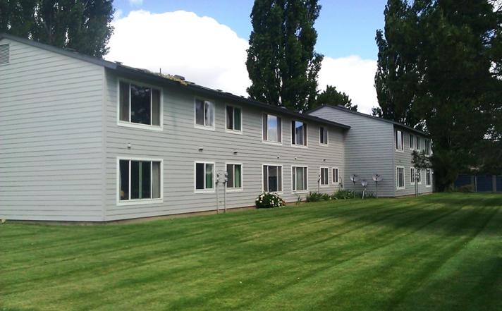 Saginaw Village in Hines, OR - Foto de edificio