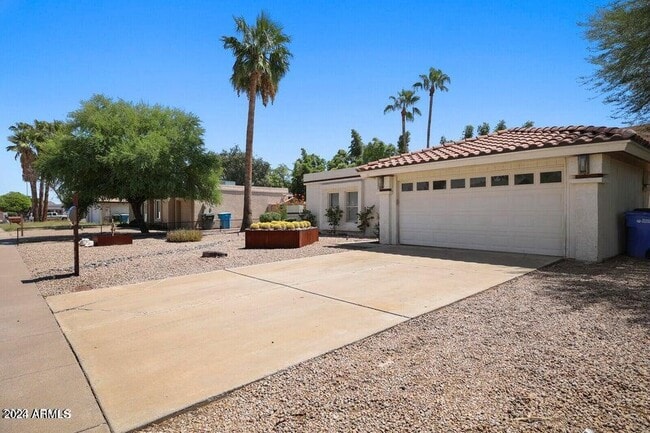 property at 3915 E Larkspur Dr