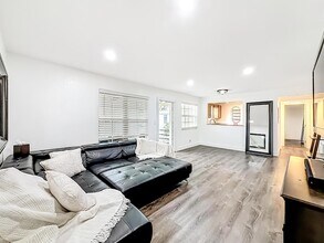 305 SE 11th Ave, Unit D in Pompano Beach, FL - Foto de edificio - Building Photo