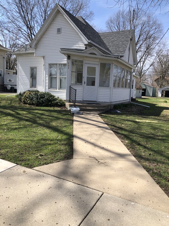 203 S Harrison St in Manito, IL - Foto de edificio