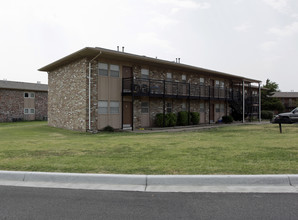 Plaza Hills East Apartments in Tulsa, OK - Building Photo - Building Photo