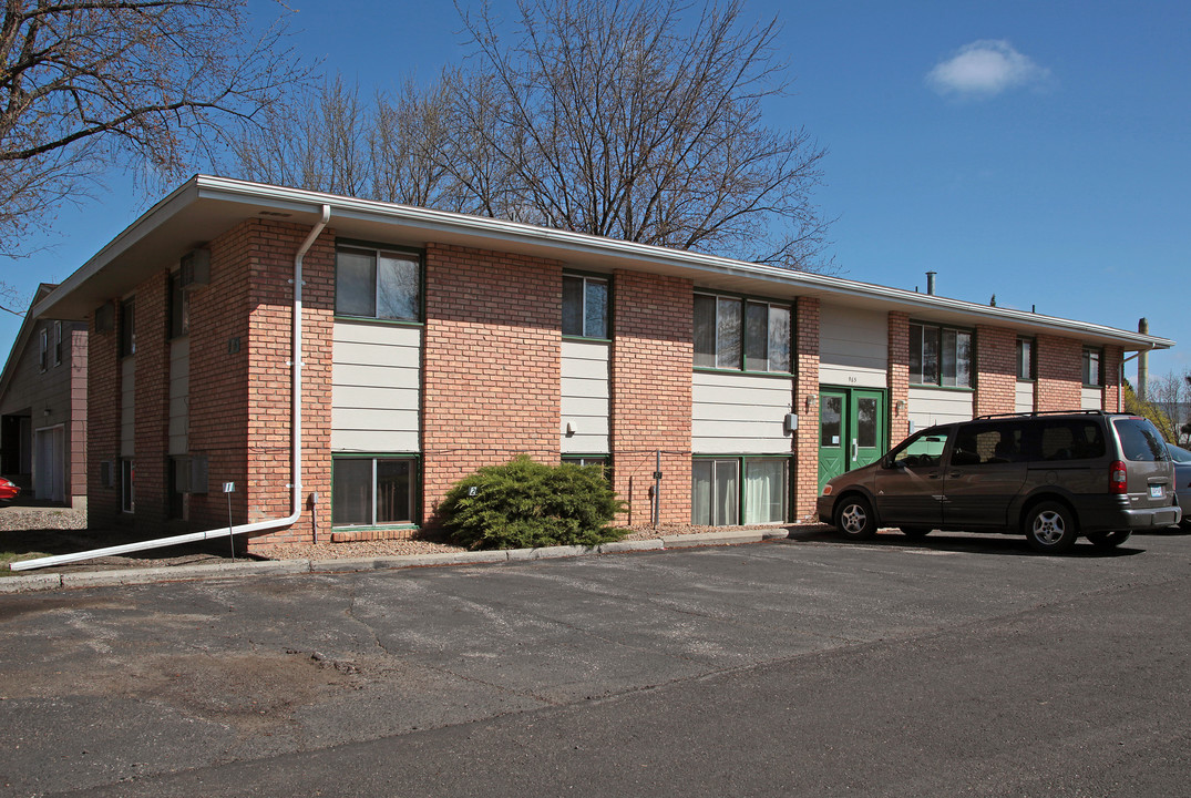 Twin Apartments in Hutchinson, MN - Building Photo