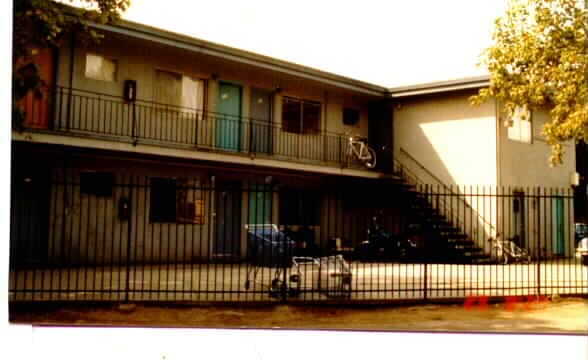 Woodland Park Apartments in East Palo Alto, CA - Foto de edificio - Building Photo