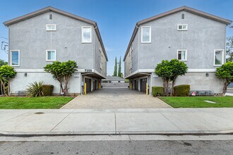 7359 Kester Ave in Van Nuys, CA - Foto de edificio - Building Photo