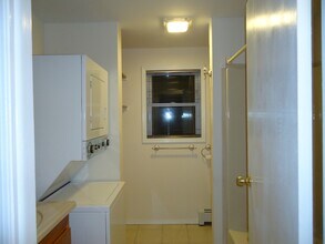 24 Chilmark St, Unit Upper Level in Worcester, MA - Foto de edificio - Building Photo