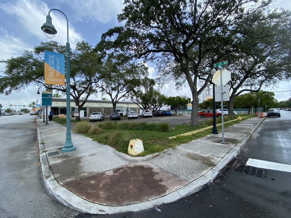 University Station in Hollywood, FL - Foto de edificio