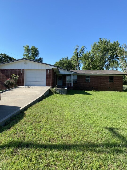 625 Country Club Rd in Poteau, OK - Building Photo